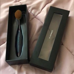 NEW - MAC Cosmetics Oval 6 Brush - NEW - In Box